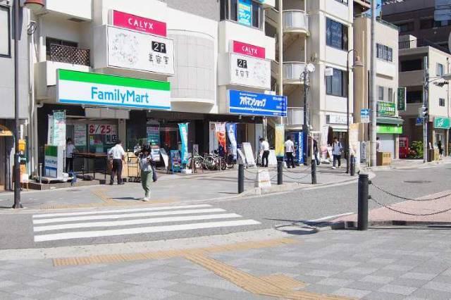 ファミリーマートJR大久保駅北店：128m