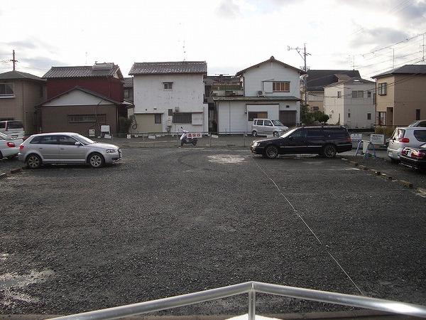 コナビック上西 駐車場