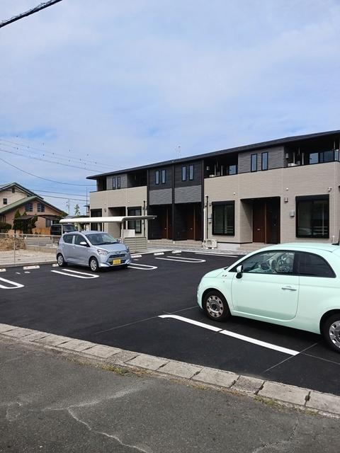 ユニヴェール（102） 駐車場