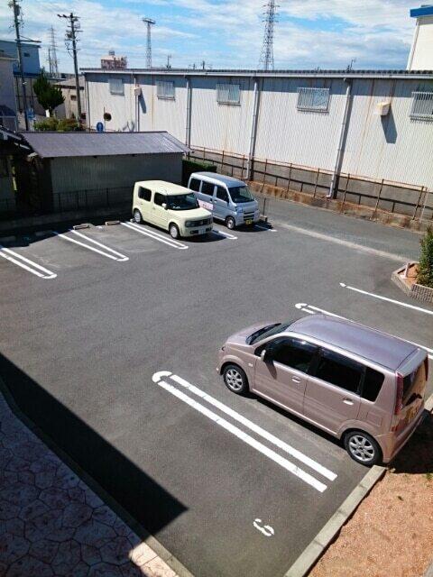 ジョヴァーネ（103） 駐車場