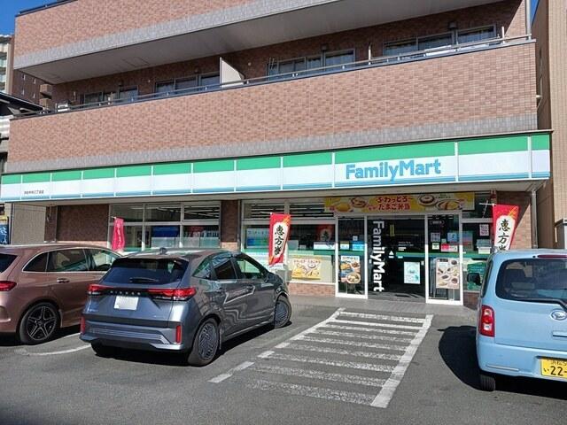 ファミリーマート中央三丁目店：84m