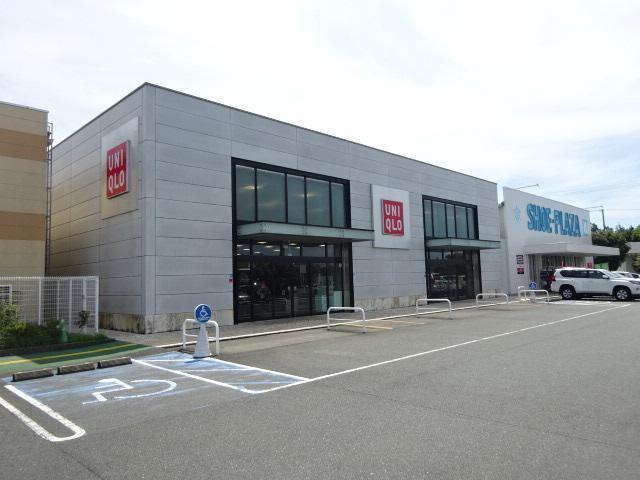 ユニクロイオンタウン浜松葵店：811m