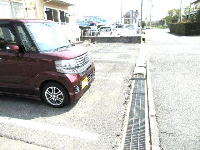 カトルセゾン　B棟（101） 駐車場