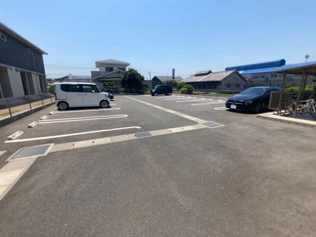 グラシア（105） 駐車場