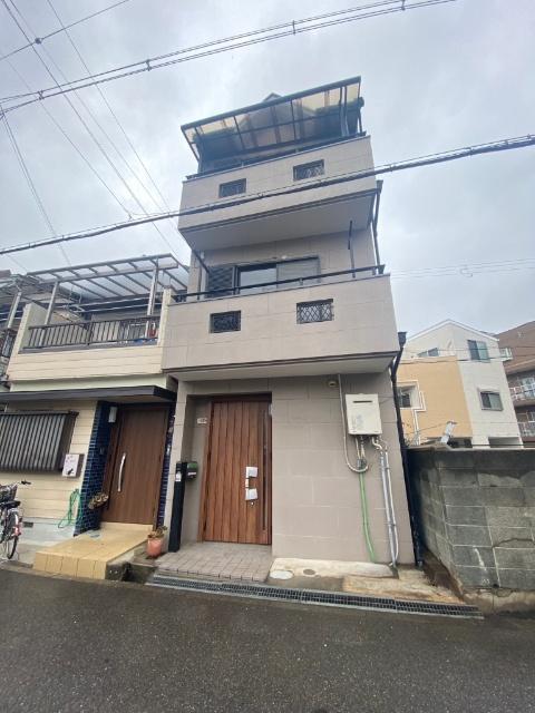 玄関横も伐採し自転車が置けますね