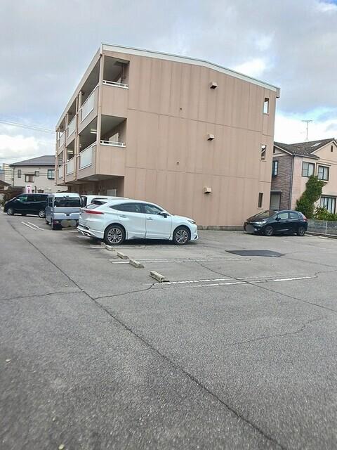 ニューマリッチ沖本（303） 駐車場