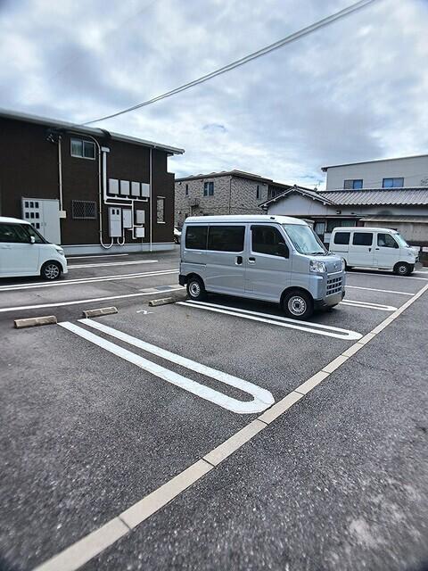 響　（ひびき）（104） 駐車場