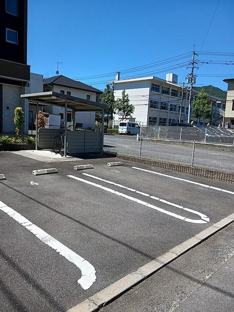 ブリーズＢ（301） 駐車場