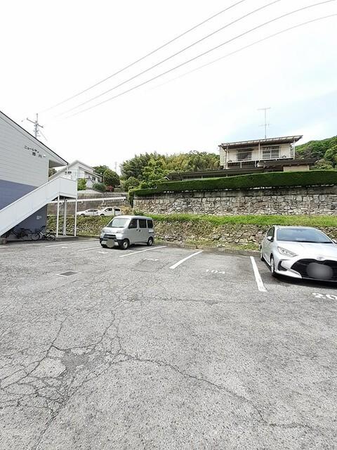 ニューシティ西川（102） 駐車場