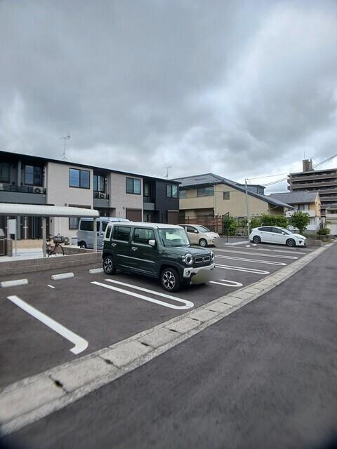ベース（202） 駐車場