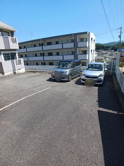 サンプレイス八木（202） 駐車場