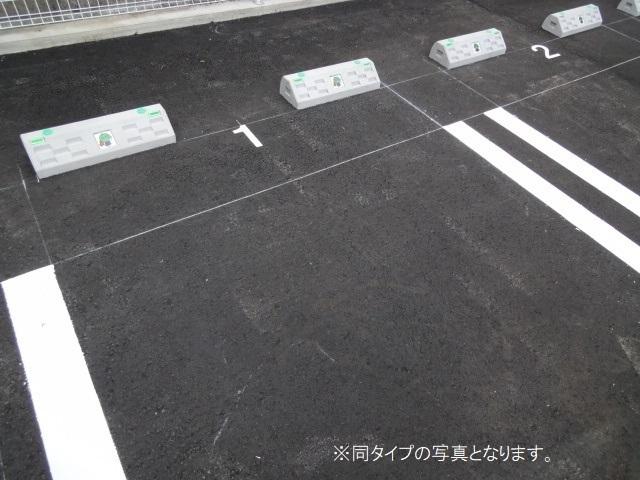 グリュンヴェルデ（104） 駐車場