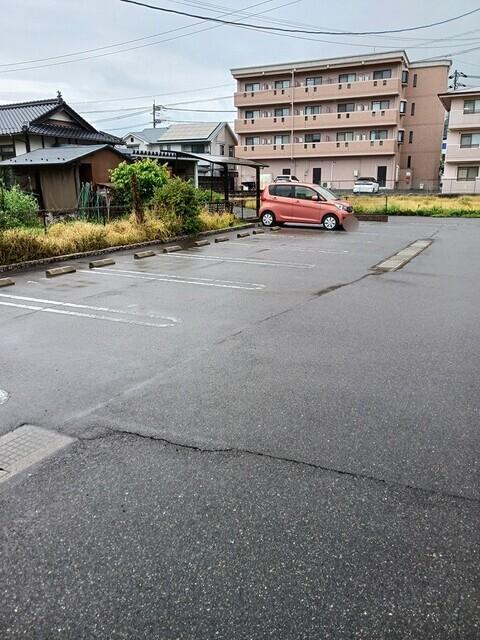 ユニベールＢ（202） 駐車場