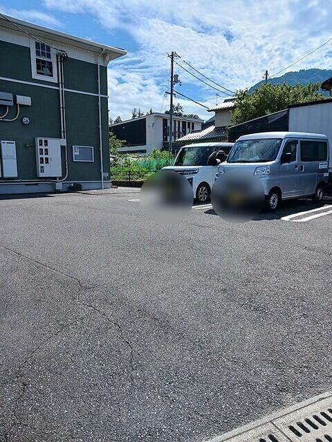ブリ−ゼ・Ｆ（203） 駐車場