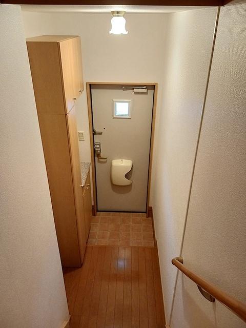 フィオーレＡ（205） 玄関