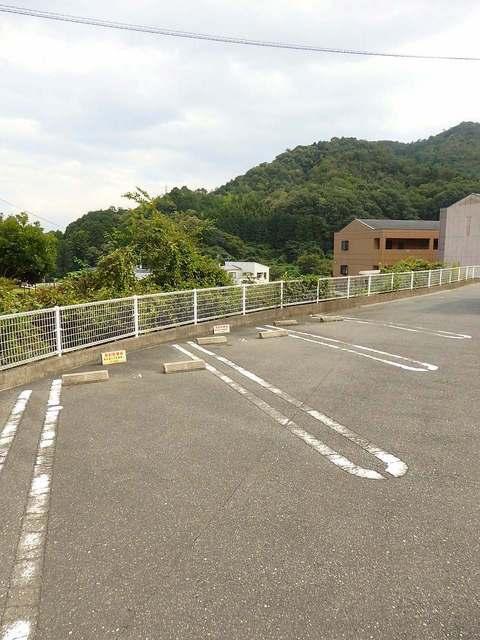 カルムメゾン（103） 駐車場