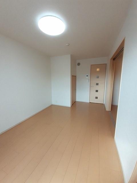 カ−サ　ジラソ−レ（103） 室内