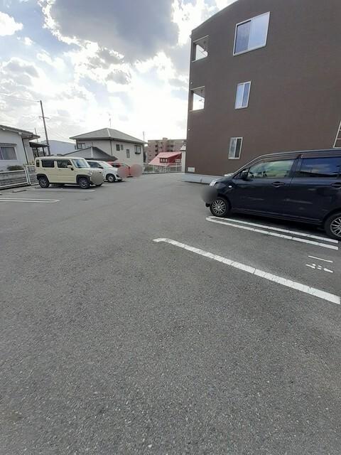 カ−サ　ジラソ−レ（103） 駐車場