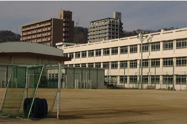 中山小学校：900m