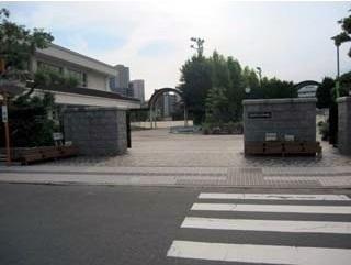 二葉中学校：900m