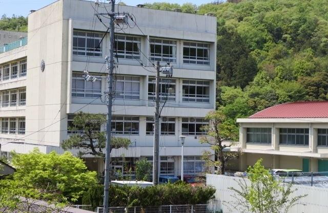 狩小川小学校：950m