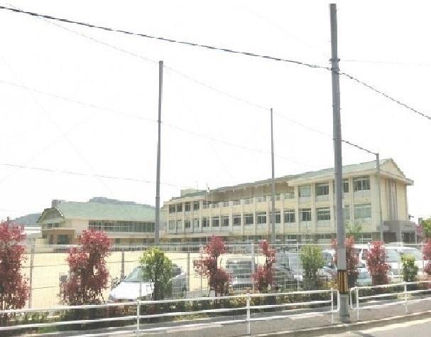 東野小学校：110m