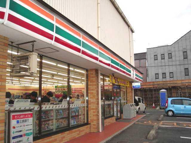 セブンイレブン広島戸坂中町店（コンビニ）：488m