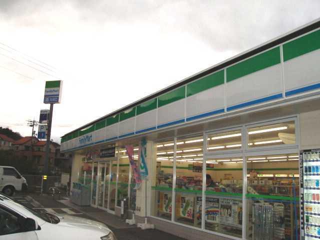 ファミリーマート戸坂店（コンビ二）：500m