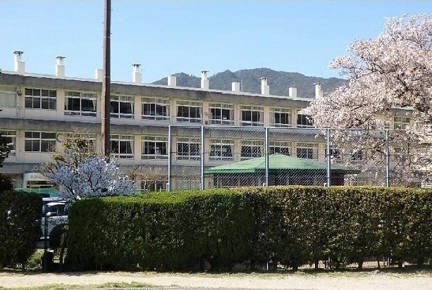 三入小学校：650m