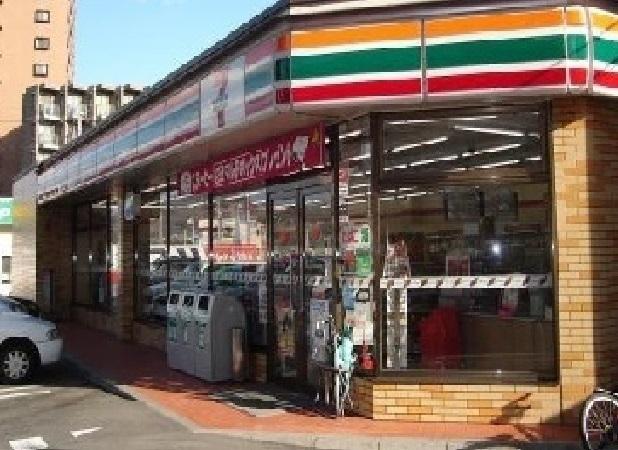 セブンイレブン：700m