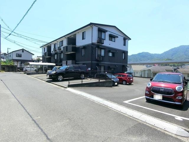 セゾン高取北弐番館（202） 駐車場