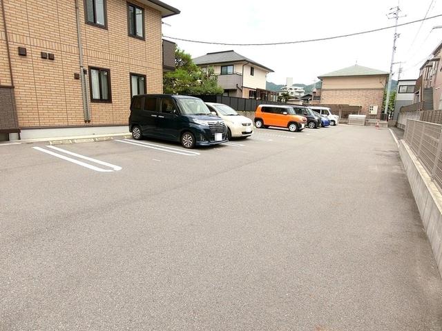 メヌエット（102） 駐車場