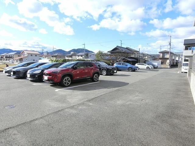 サープラス（105） 駐車場