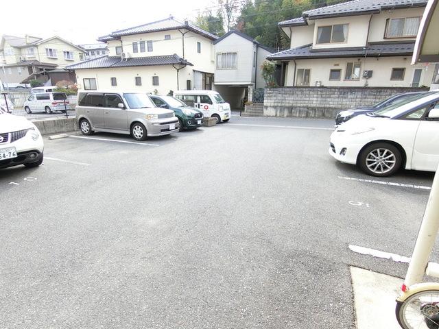 フローラ西山本（101） 駐車場