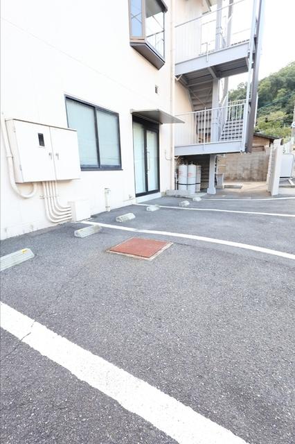 コンフォート緑井（104） 駐車場