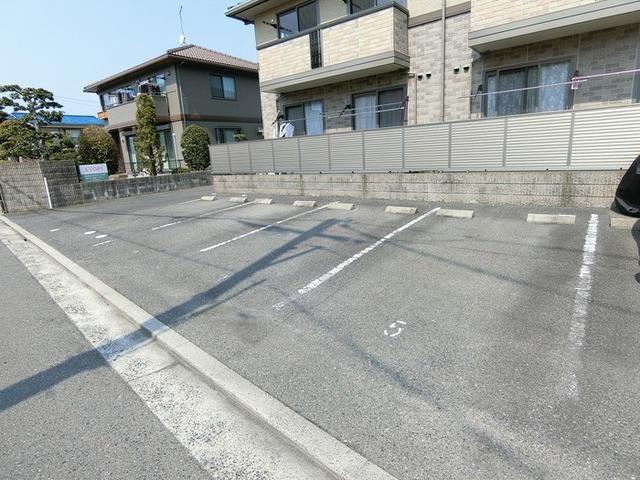 ルミエール川内（202） 駐車場