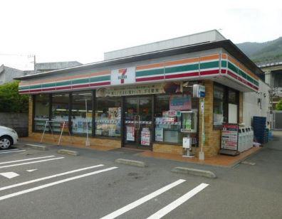 セブンイレブン東名大井松田インター店：549m