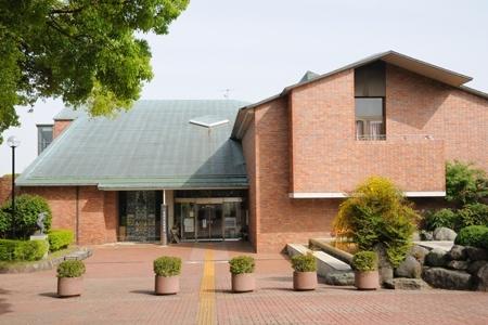 秦野市立図書館：2736m