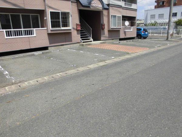 メゾンポピエール　A（101） 駐車場