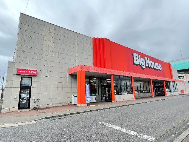 ビッグハウスアイスアリーナ前店：707m