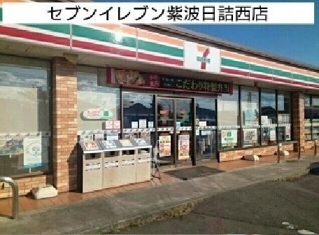 セブンイレブン：900m