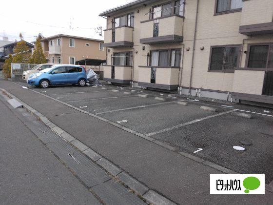 レーベンセイナン（103） 駐車場