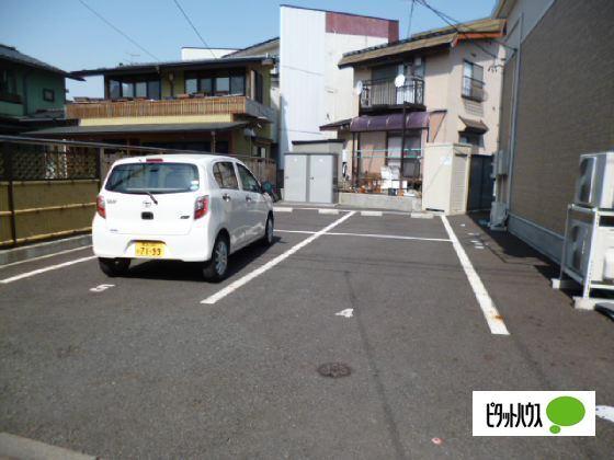 トラッドハウス愛宕 駐車場