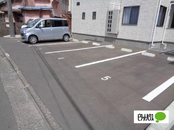 レジデンス西下台（103） 駐車場