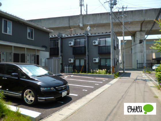 ラコルタ前九年（102） 駐車場