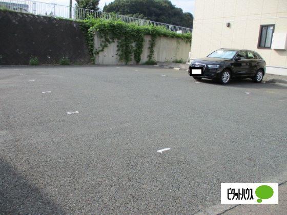 ルミナス北山（202） 駐車場