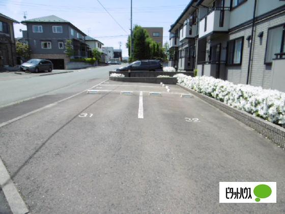 ロイヤルガーデン　Ｅ（101） 駐車場