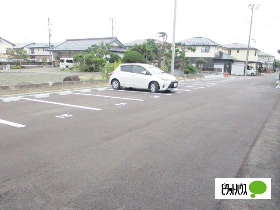 Apis Ⅴ B棟（5） 駐車場