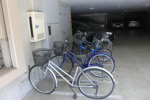 アントネージュ 駐車場