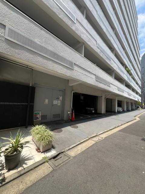 エントランス向かって右側にゴミ捨て場と駐車場